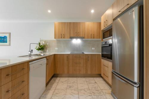 Two Bedroom, Two Bathroom Apartment with Balcony image 4