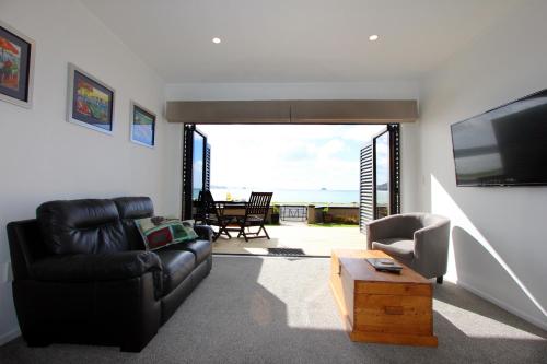 Large Studio Apartment - Beachfront - 2