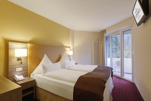 1 queen bed, 1 sofa bed