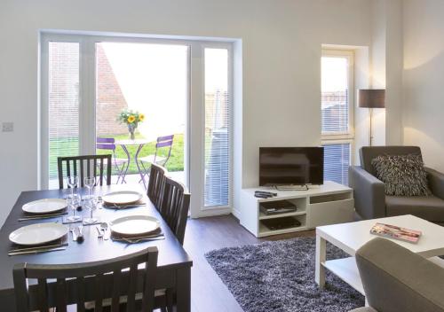 Shortstaymk Campbell Park Serviced Houses, With Free Superfast Wi-fi, Parking, Sky Sports And Mo