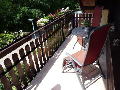Two-Bedroom Apartment room in Ferienwohnung im Wald mit Kamin