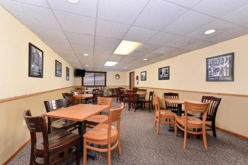 AmericInn by Wyndham Fergus Falls Conference Center - image 39