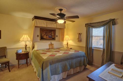 1 king bed, 2 twin beds