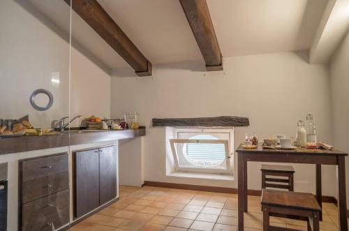 Studio Apartment with Sea View image 9