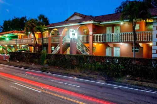 ทัศนียภาพภายนอกโรงแรม, Gables Inn near ช็อปส์ แอท เมอร์ริค พาร์ค