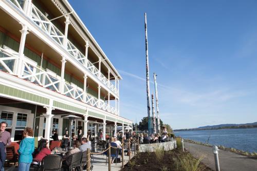 McMenamins Kalama Harbor Lodge