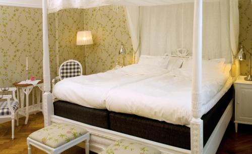 14014768 Annas Hotell