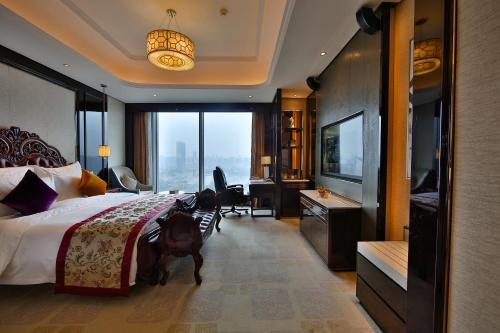 Deluxe Room (2 Adults + 1 Child) image 5