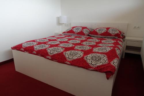 1 queen bed, 1 sofa bed
