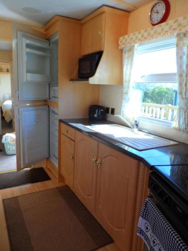 virtuve, Luxury Mobile Home near Perranporth situated on a quiet farm in Callestick