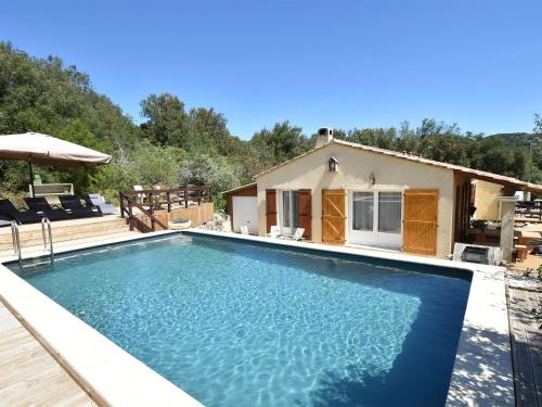 Quaint Villa in Saint-Andre-de-Roquepertuis with Pool gîte à louer Montclus