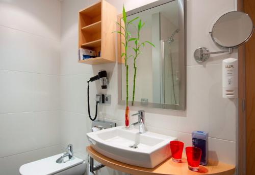 Hotel Zentral Ave Stop at Tryp Zaragoza Hotel to discover the wonders of Zaragoza. The property has everything you need for a comfortable stay. Service-minded staff will welcome and guide you at Tryp Zaragoza Hotel. Co