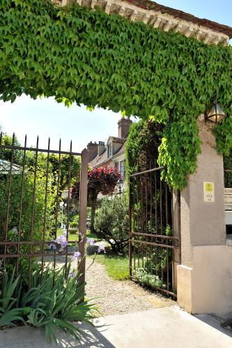 . LOGIS - Hôtel Restaurant Les Tilleuls