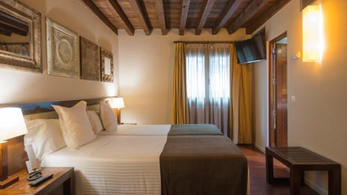 Abad Toledo - image 5