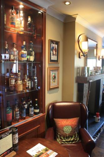 Ресторан, Newburgh Inn in Eллон