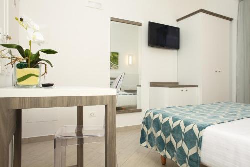 Standard Double Room image 10