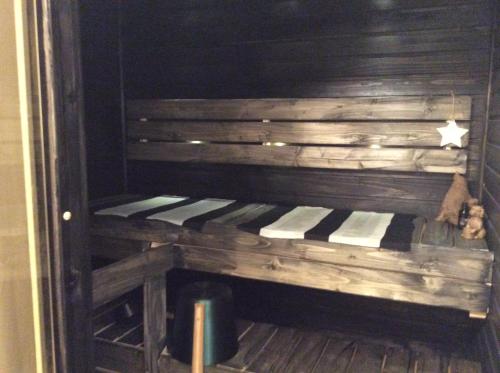 Heleenkatu 3 a 1 oma sauna autokatos omassa pihassa in Karvala