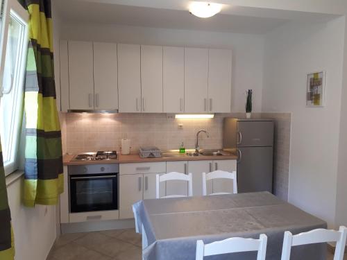  Apartments Sentic in Saplunara