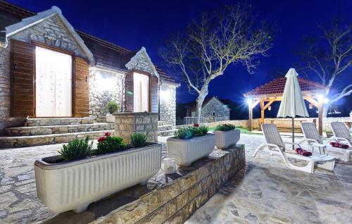 Dalmatia Stone House - heated pool