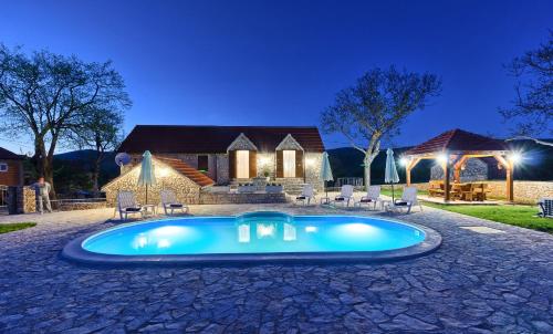 Dalmatia Stone House - heated pool