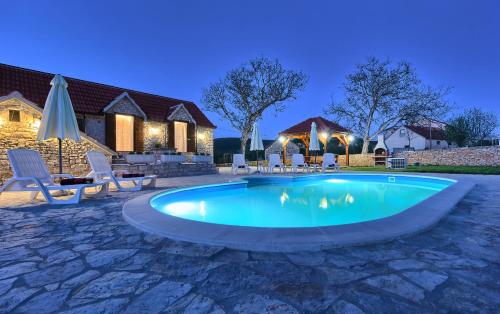 Dalmatia Stone House - heated pool