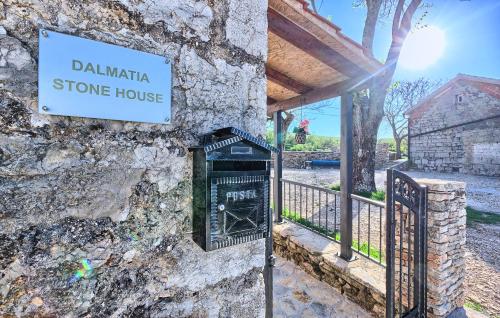 Dalmatia Stone House - heated pool