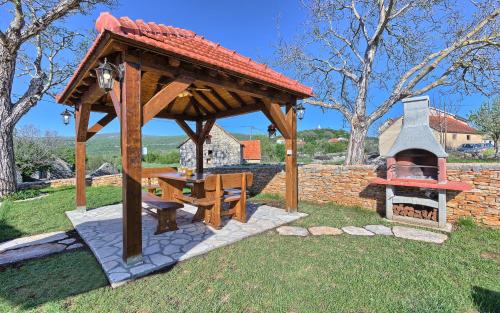 Dalmatia Stone House - heated pool