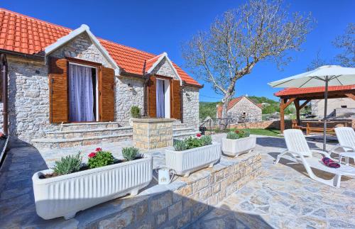 Dalmatia Stone House - heated pool