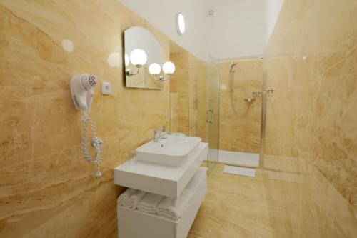 Hotel Štekl - Hrubá Skála - image 9