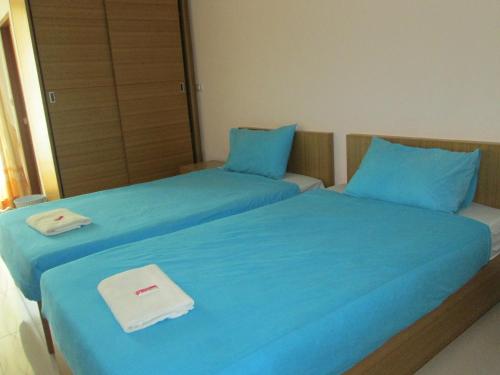 2 twin beds