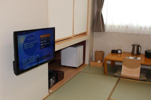 Tomakomai Hotel Sugita Set in a prime location of Tomakomai, Tomakomai Hotel Sugita puts everything the city has to offer just outside your doorstep. Offering a variety of facilities and services, the property provides all 