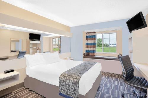Microtel Inn and Suites Clear Lake - image 3