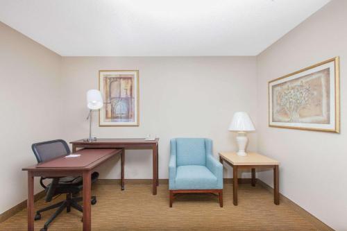 Hawthorn Suites by Wyndham Midwest City Tinker AFB