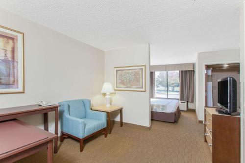 Hawthorn Suites by Wyndham Midwest City Tinker AFB