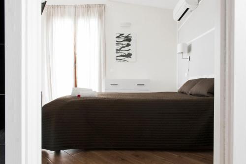 Double Room with Balcony image 4