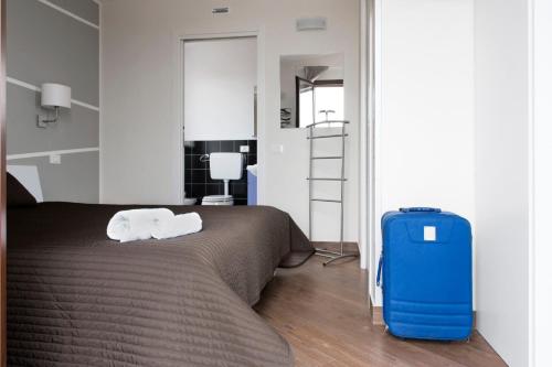 Double Room with Balcony image 2