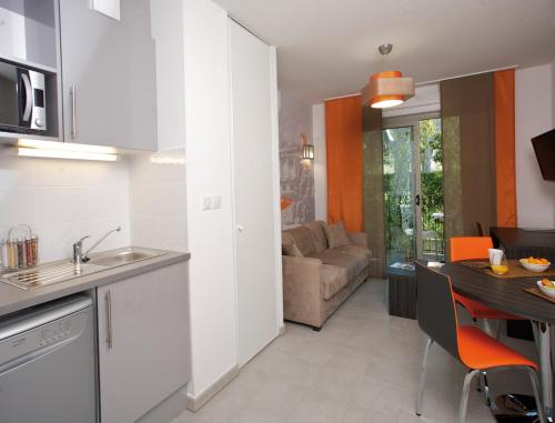 Kitchen, Lagrange Aparthotel Montpellier Millenaire in Millenaire - Grammont