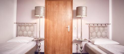 Twin Room image 4