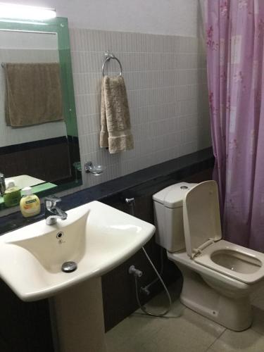 Bathroom, Avondale Colombo in Boralesgamuwa