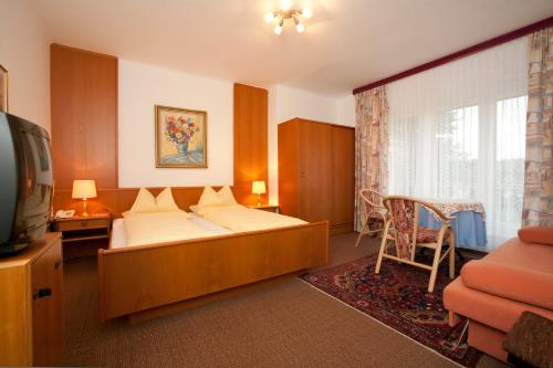 1 queen bed, 1 twin bed