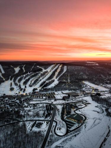 Hope Lake Lodge & Indoor Waterpark in Cortland, USA