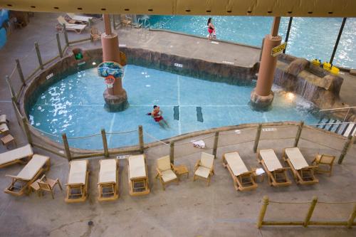 Hope Lake Lodge & Indoor Waterpark in Cortland, USA