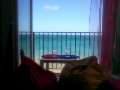  beachfront apartment in Praia da Salema, Unterkunft in Salema