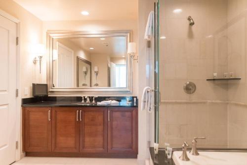 True 1BR Balcony Suite with Strip View at MGM Signature, Las Vegas (photo 8)