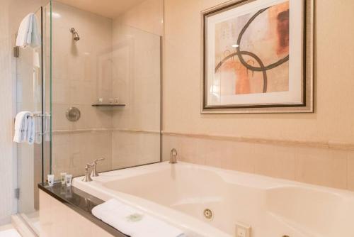 True 1BR Balcony Suite with Strip View at MGM Signature, Las Vegas (photo 9)