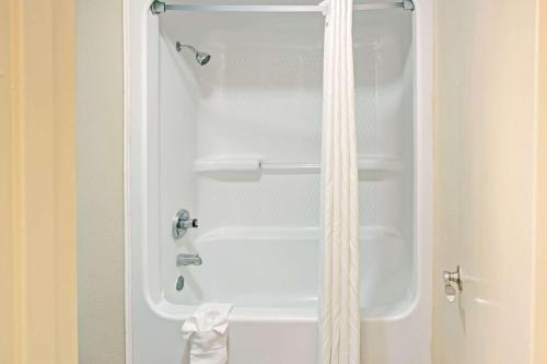 Super 8 by Wyndham Dallas East - image 2