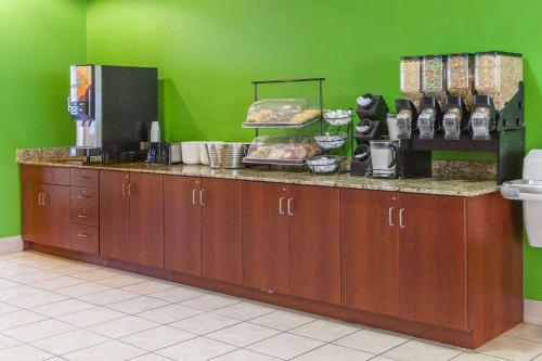 餐廳, 羅傑斯温德姆米克羅套房酒店 (Microtel Inn & Suites by Wyndham Rogers) in 羅哲斯