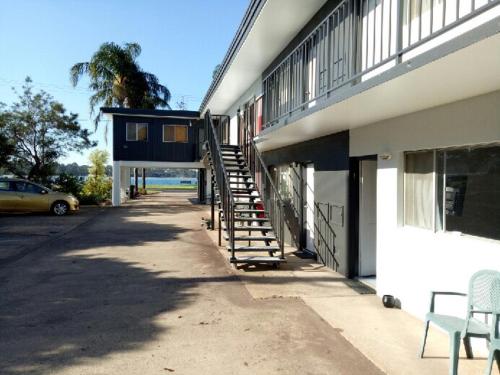 Beach Drive Motel The 3-star Beach Drive Motel offers comfort and convenience whether youre on business or holiday in Batemans Bay. Both business travelers and tourists can enjoy the propertys facilities and services