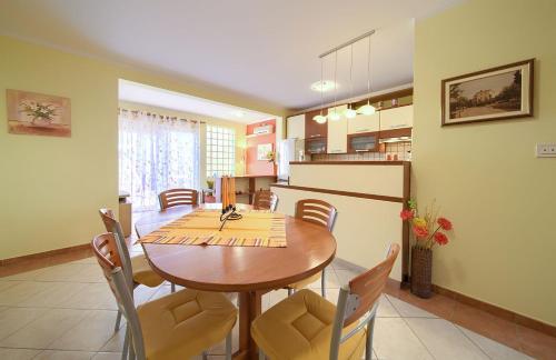  Apartment Mama in Njivice