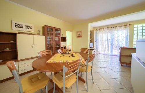  Apartment Mama in Njivice